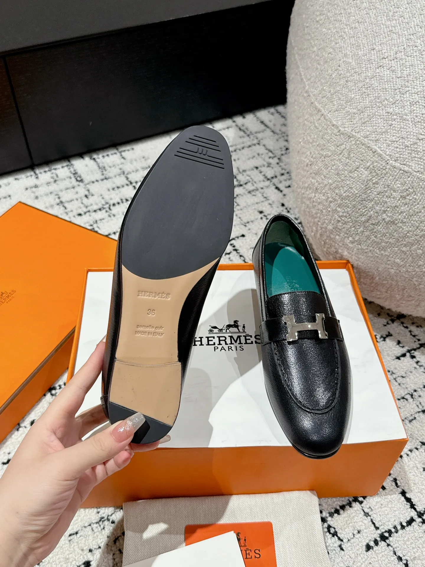 👟👟Ex-factory price 720👟👟 (top version) Hermes/25ss classic model is undoubtedly the leader in luxury goods. Every single product is very popular‼ ️Although the styles are few, they are more refined and more classic. They never go out of style. They are a brand that maintains and appreciates value. It is rare to have such a reputation in consumer goods sincerely! This pair of shoes is a classic style of this brand. It is decorated with metal buckles exclusive to Hermès. It is a classic that has become more and more beautiful over the course of history. We will bring out some goods from the channel in small quantities! The leather feels very, very soft and feels like baby skin! Feel the luxury! Supplies are huge! ✔️Material: imported sheepskin upper ✔️Inner lining/foot pads: imported sheepskin ✔️Outsole: genuine leather ➕tpu bottom ⚠️ ✔️Size: 35/36/37/38/39 (40/41/42 can be ordered)